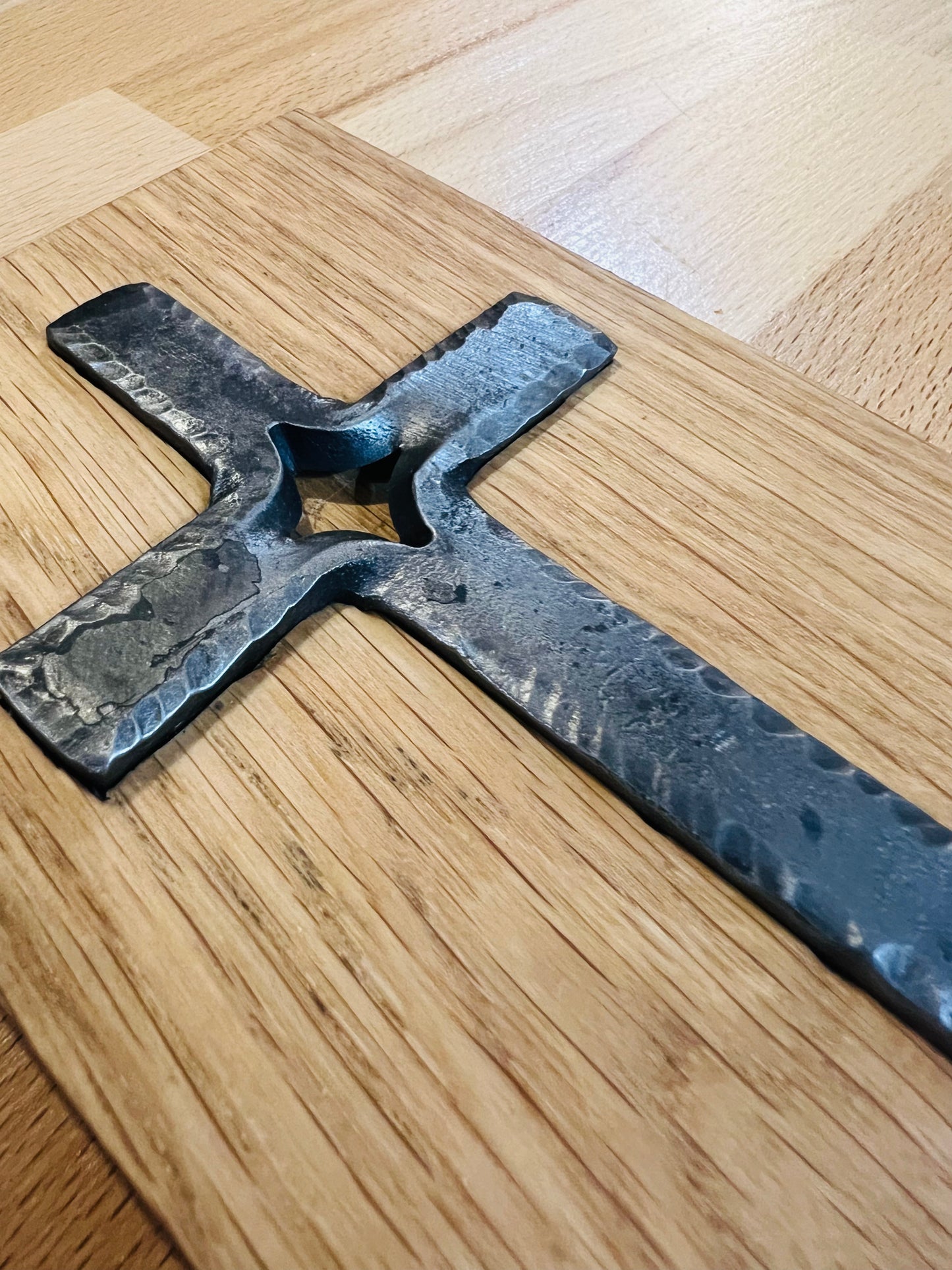 Croix chêne et acier forgé